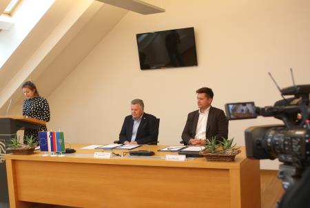 PODPIS POGODBE DOLENJE JEZERO 05 FOTO LJUBO VUKELIČ